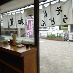 加賀 - 外はオペラ通り。