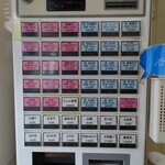 加賀 - 玄関入ってすぐ左の券売機。