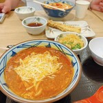 丸亀製麺 SUNAMO店 - チーズトマトカレーうどん