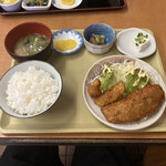 不二家食堂 - あじフライ定食（850円）小鉢２品。いかフライが添えてあります。