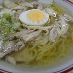 華月園 - 料理写真:鶏ラーメン　９００えん