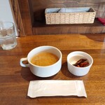 梵天カレー - ランチセットのお味噌汁と漬物。おかわりOK