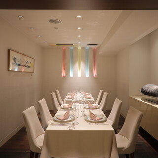 A sophisticated, high-quality space where contemporary art shines ◆ Great for celebrating anniversaries ◎