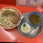 麺でる - つけ麺（麺400g）ニンニクマシマシ、カラメ、魚粉全景