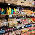 昭和レトロな温泉銭湯 玉川温泉 - 売店に並ぶ駄菓子