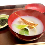 Akasaka Ogino - 香り立つ蛤の潮汁　うどとバチコ、添えてある海苔で又旨味が増します
