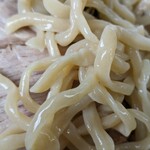 麺屋 よしすけ - 麺はこんな感じ
      太くてウネっててコシのあるやつ
      好きやわー