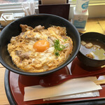 Oyakodon Gottsu Tabenahare - 軍鶏の親子丼　税込み1320円　底上げの器だったので、ご飯大盛り無料なので、しても良かったなあ。