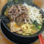 上越家 - 焼豚,麺,ほうれん草が下からこんにちは!