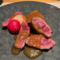 アルゴリズム - 十勝ハーブ牛のイチボとタンの赤ワイン煮、シャリピアンソース。ラディッシュのロースト、ポテトピューレを添えて。少し歯応えありますが、噛むたびに深い味わいが。