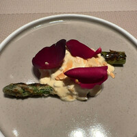 アルゴリズム - グリーンアスパラガスに北海道の生ホタテを添えて。卵黄ソースと春菊のソースで。食用バラで酸味と苦味を添えます