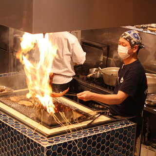The famous straw-grilled rice is right in front of you! Delivering more scent and sizzle!