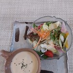 土土カフェ - ランチセットのサラダとスープ