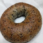 ブーランジェリー ポーム - 袋から出した《ベーグルゴマ》