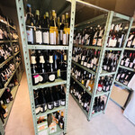 Wineshop & Diner FUJIMARU - ◎店内のワインセラーに1,000種類以上のワインが置かれている。