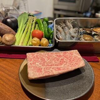 We offer a number of courses made with the highest grade A5 rank Yamagata beef and high quality ingredients.