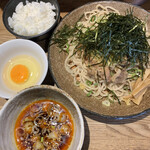 Menya Nukaji - 鰹だしの冷やし肉そば1.150円➕無料卵&ご飯
