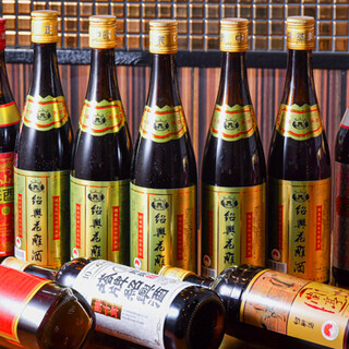 Enjoy a wide variety of drinks, including a wide variety of Shaoxing wine, with your food.