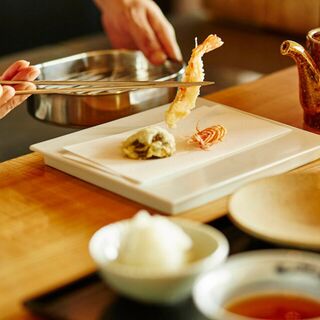 [Enjoy fresh seafood caught in nearby waters] Authentic Edomae Sushi, tempura, etc.