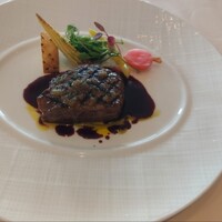 ミクニナゴヤ - 肉料理は素材はわるくないですが、ワインとの相性を考えず味付けしたせいで、マリアージュ出来ず台無しです。もったいない。