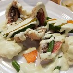 キッチン ブルー グローブ - 反対側から、アボカドとレモンピールのソースがキレイです