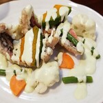 キッチン ブルー グローブ - タカシゴフリットと蒸し野菜のアップ、ソースが良い感じです