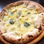 イタリア料理＆バール たんと - 4種チーズのピザ