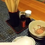 吟の蔵 を市 - テーブル席上の調味料他達