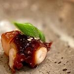 寿司 もり田 - タコ やわやわで、噛まずとも旨味が溶け出すような、キレイにタコの形をたもってるのが不思議なくらいのタコの柔らか煮。 ほぼ味付けはゼロ（だと思う）。 タコ成分恐るべし！