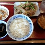 名古屋あじま食堂 - 焼き肉、ひじき煮、しらすおろし、味噌汁、ご飯（小）で766円？高いよな