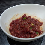焼肉秀 - 馬ユッケ（食べかけ）