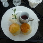 Tea Room - 生クリームと苺ジャムのスコーン 