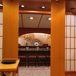 Kagaya - 店内装飾も広島市内にあるホテルや百貨店の和食店よりも格式が高く調度品も品質が良さそう
                        そして応対ですがこれも広島市内にあるホテルや百貨店の和食店よりも所作が丁寧です
                        流石としか言えません