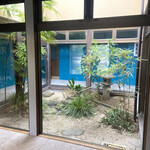 馳走西健一 - 入ってすぐの中庭