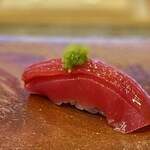 鮨 難波 - 迷いガツオ。 日本海を北上してくるカツオを迷いガツオと言うそうですが、迷ってても迷ってなくても、ここの鮨タネのカツオは美味しいです。 切り身に香りの爆弾添えの江戸前も、福岡の、迷ってないヤイトカツオも、カツオってなんでこんなに旨いんだよ！