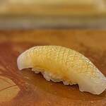 鮨 難波 - アカイカ。 最近、わざと冷凍して細胞膜を破壊したり、大量の包丁を入れて食感を壊して甘みを増すような仕立てのイカの握りを出す店が増えてます。 流行りなんでしょうか。。 僕は、サクッと身切れがよく、噛むほどに甘みがましてくる伝統の江戸前スタイルが好きなんですけど。 ここのイカは、その中間といったところかな。