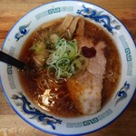 八屋 - 私的に定番の醤油ラーメン、麺半分、チャーシュー１枚。