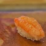 鮨 難波 - 甘エビ。 僕が初めて富山の鮨屋で驚いたは、この甘エビ。 でかいんです。 関東周辺のスーパーに並ぶ甘エビって、これに比べたら、まるで白魚並みにか細くて頼りない。 甘エビって口いっぱいに、上顎をねっとりと刺激する、とってもエロティックなエビだったんですね。