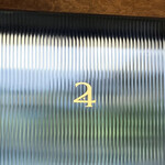 馳走西健一 - 入口のドアのロゴ