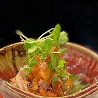 鮨 難波 - 脚の身、肩身、外子、内子、ミソと掘り進むごとに食感と味わいが変化していくのが香箱蟹の醍醐味。 まるでダンジョンを進む冒険者になった気分。 これだけで二合はいけます。