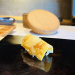 鮨 三心 - かわいいフォルムの薄焼き玉子。