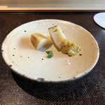 鮨 三心 - 先程の若筍！フキノトウ味噌と岩塩を少しつけて。ふんわりと春の香り。