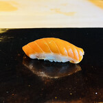 鮨 三心 - 桜鱒。桜色が鮮やかな旬の美味しさが閉じ込められておりました。