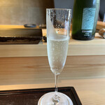 鮨 三心 - まるでシャンパーニュにようなスパークリングな泡酒。個性的かつ伝統を感じさせるキレと香り。美味しい！