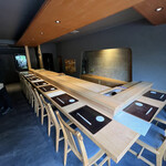 鮨 三心 - 春のあたたかな陽射しが差し込む柔らかな店内に緊張も解けます。