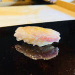 鮨 三心 - ここから握りがスタートします。白甘鯛(大分)。寿司下駄に映るシルエットが美しい！！！