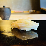 鮨 三心 - わたし的にしびれました！繊細な飾り包丁！剣先イカ(長崎)の美学。