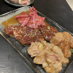 焼肉 和縁 - てっちゃん 380円、上ミノ 680円、ハラミ 880円、赤身肉 880円