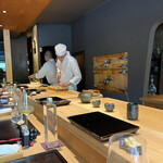 鮨 三心 - お弟子さん達の真摯にお鮨に取り組んでいる姿が印象的です。