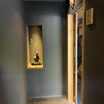 鮨 三心 - シンプルながらもさりげく春を感じる室礼。